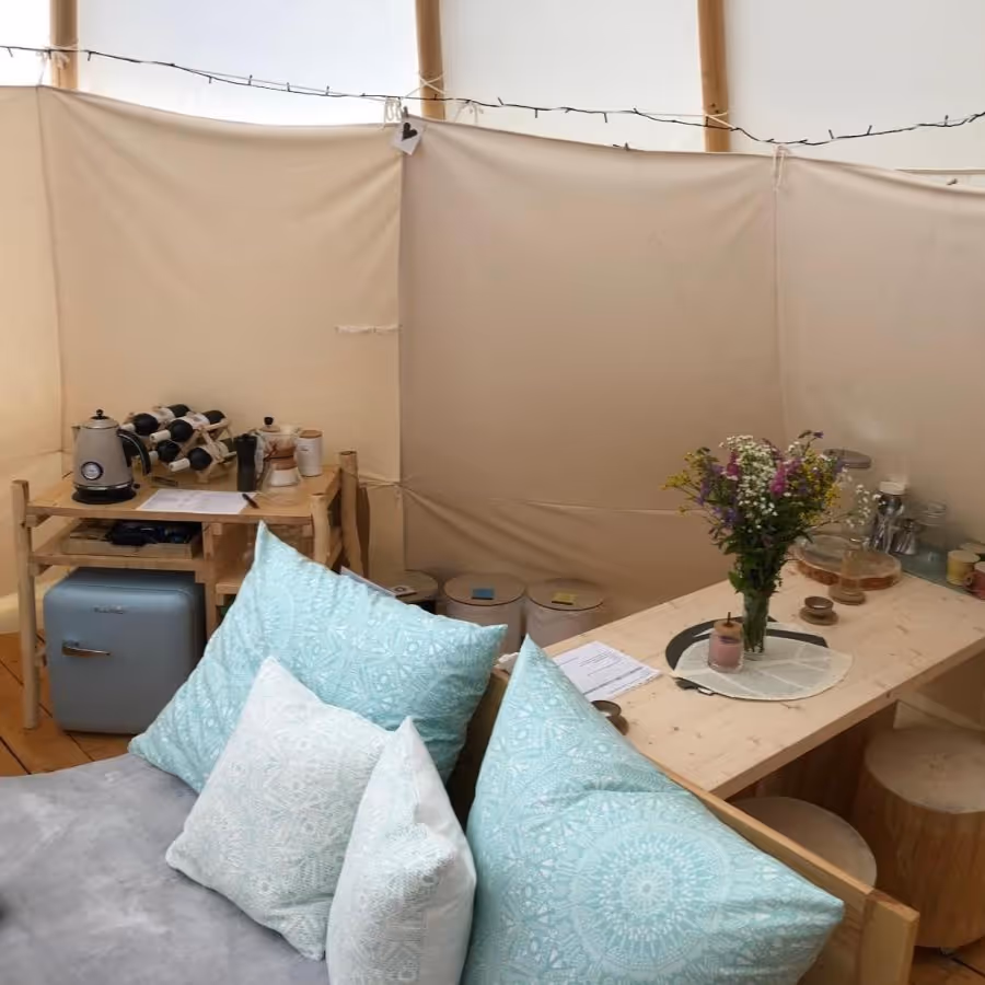 Postel pro dva a kuchyňský kout s lednicí - Ubytování Křivoklátsko - Glamping Nad Meandry