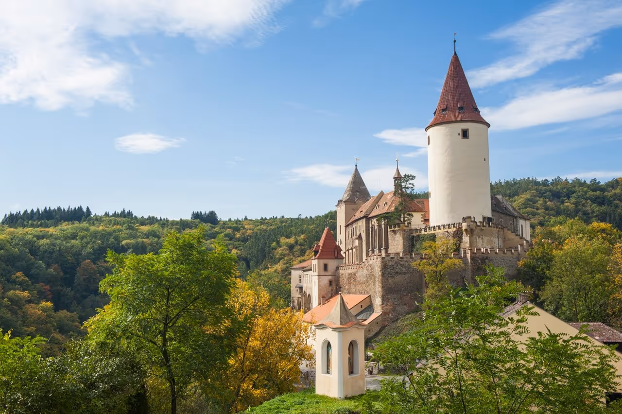 Hrad Křivoklát s bílou věží v CHKO Křivoklátsko