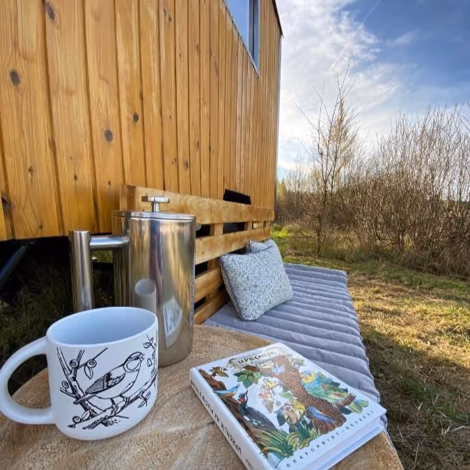 Tiny House Za trnkou a venkovní posezení s kávou a knihou