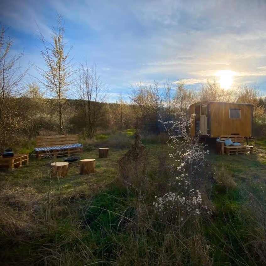 Tiny House Za trnkou a venkovní posezení u hradu Žebrák a Točník