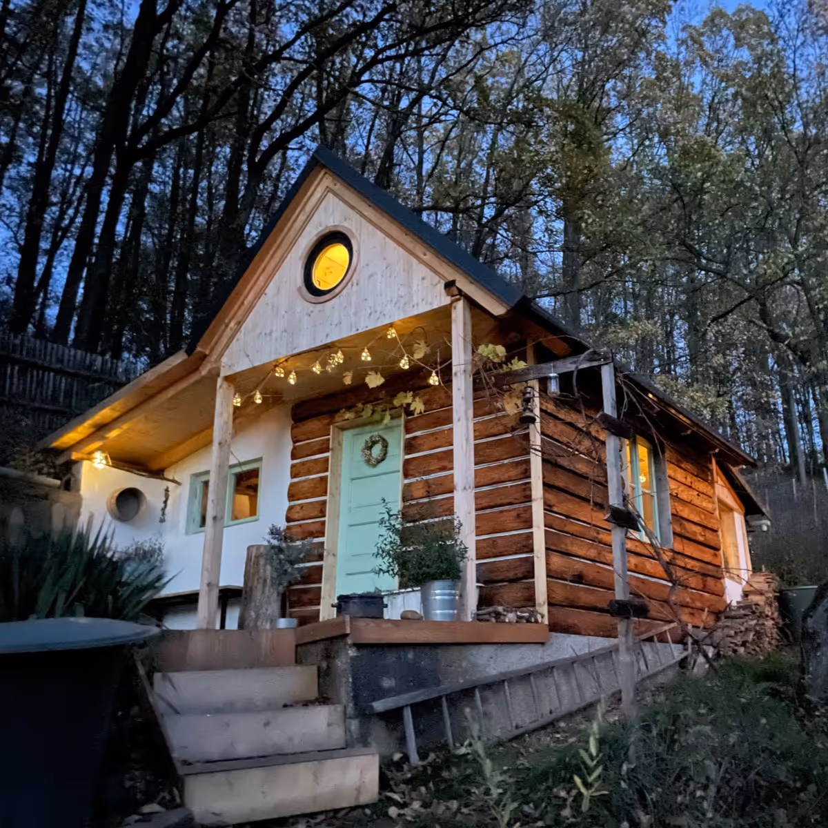 Tiny House na Křivoklátsku - osvětlený domek