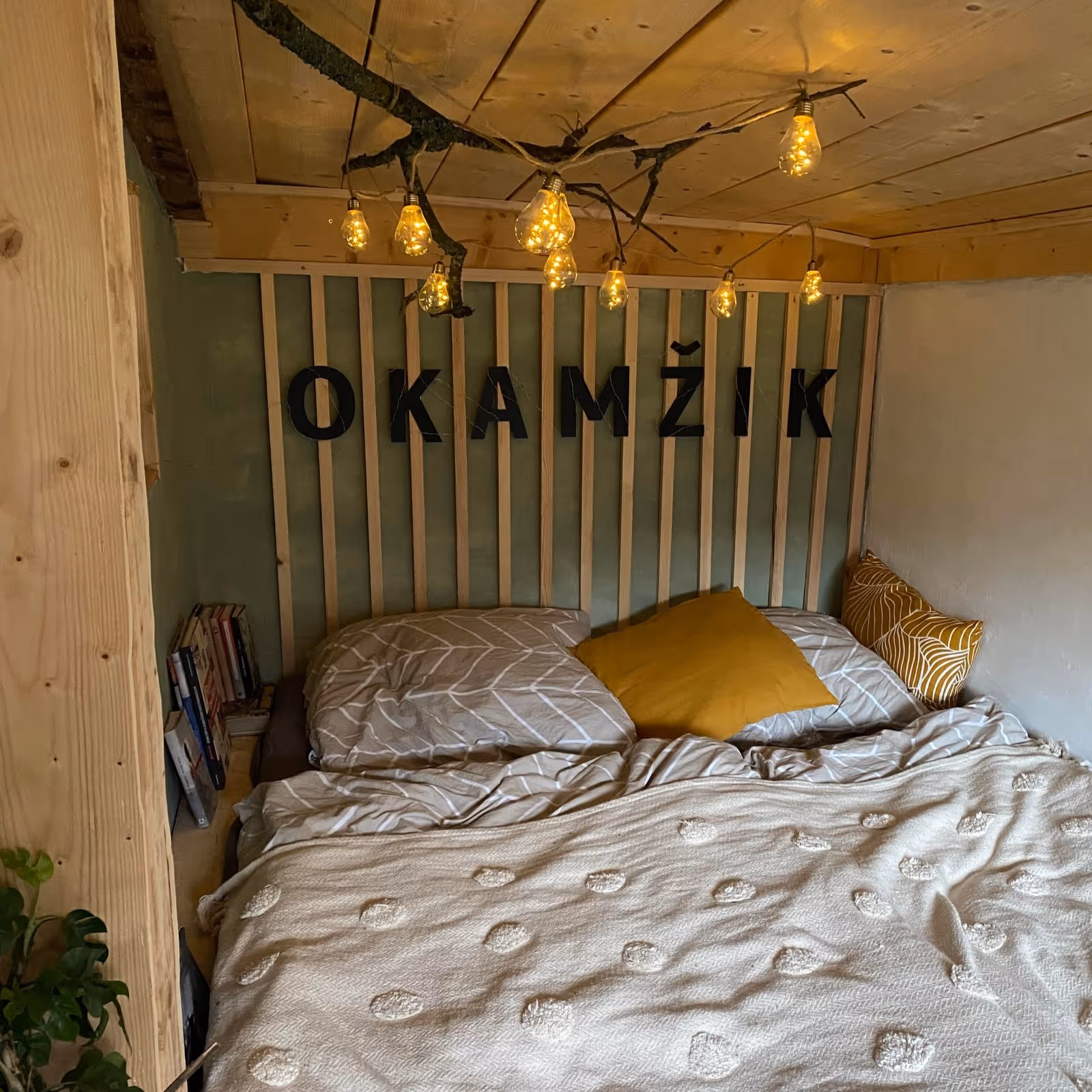 Ložnice pro dv s nápisem Okamžik - Tiny House na Křivoklátsku