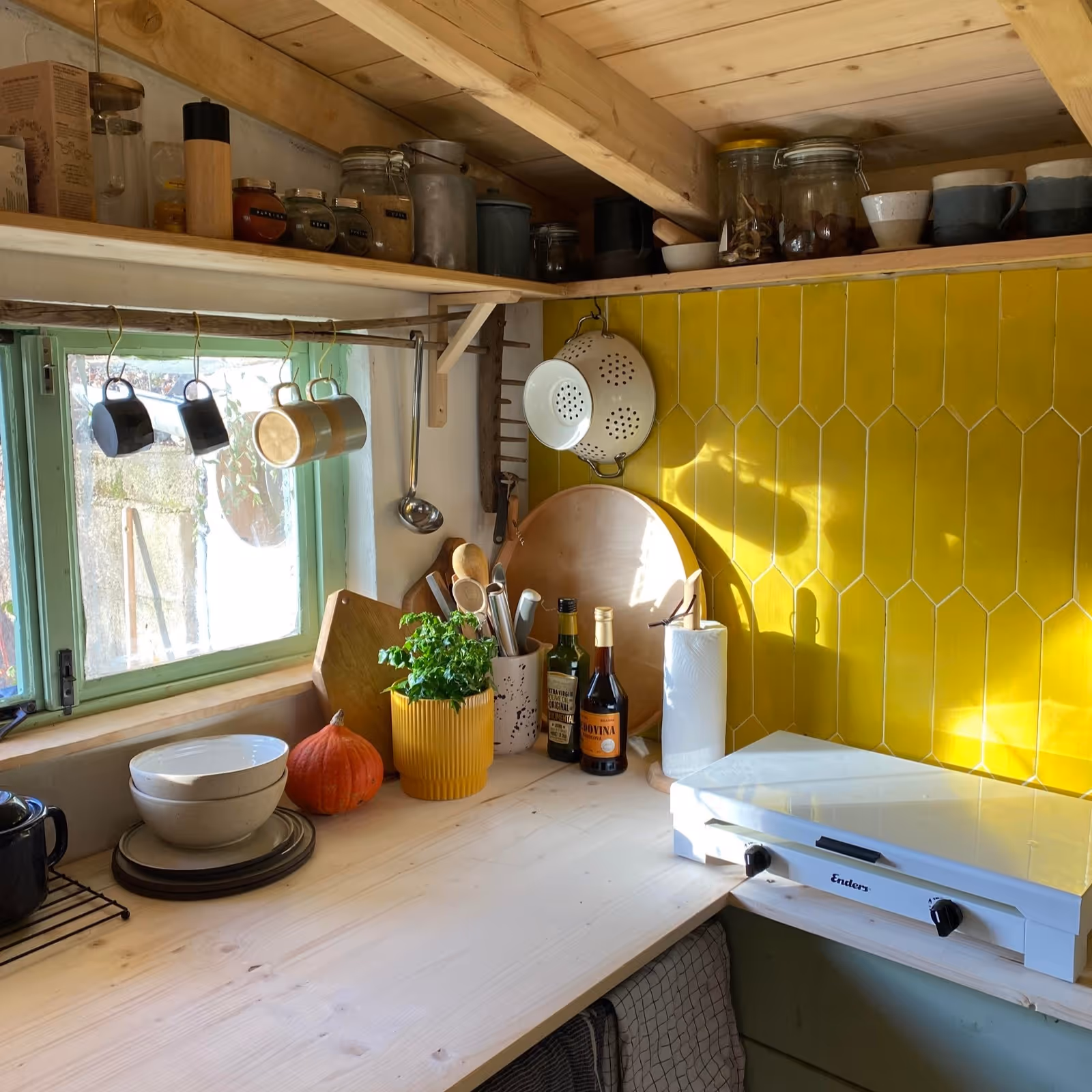 Kuchyňka s vybavením, plynovým vařičem a nádobím - Tiny House na Křivoklátsku