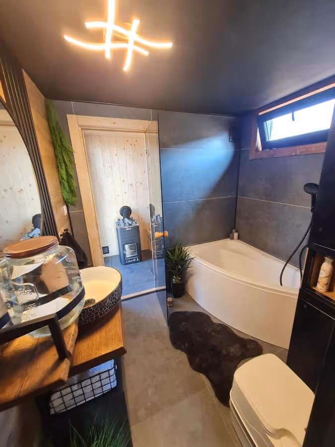 Plnohodnotná kúpeľňa v tiny house