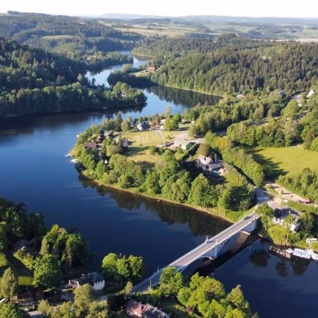 Přehrada Pastviny v Orlických horách - turistická destinace - řeka Orlice tekoucí mezi lesy s nádrží Pastviny