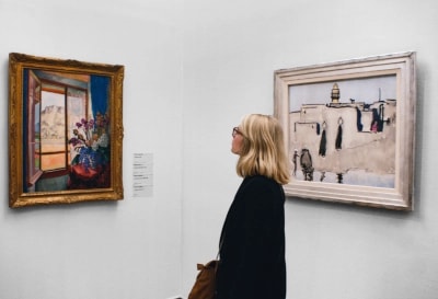 Dziewczyna oglądająca obrazy w muzeum.