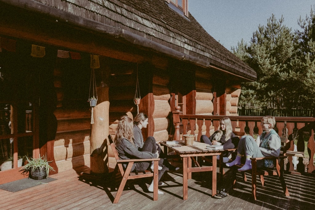 Tych 8 najlepszych miejsc na koleżankowanie niedaleko Warszawy